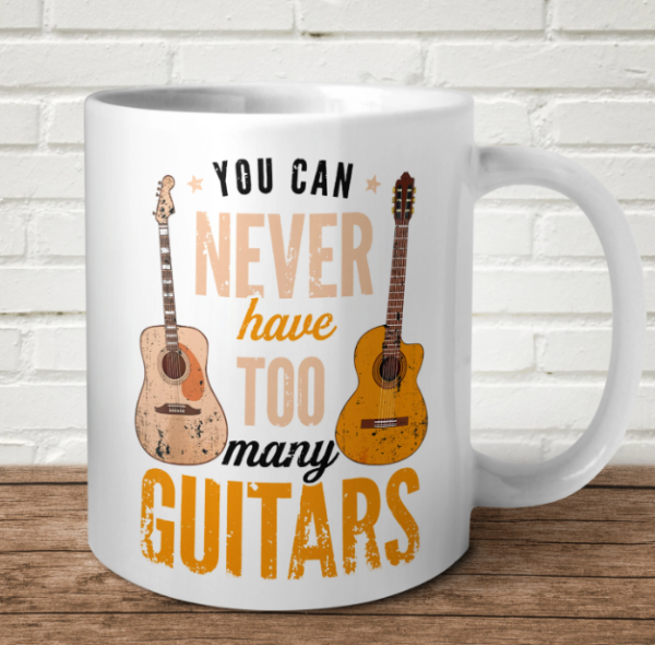 Mug dengan gambar gitar yang melambangkan kecintaan pada musik